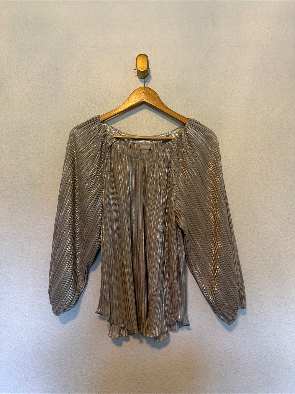 NWT perfect Chicos Metallic Champagne crinkle Pleated Top Blouse Size 1 us Med